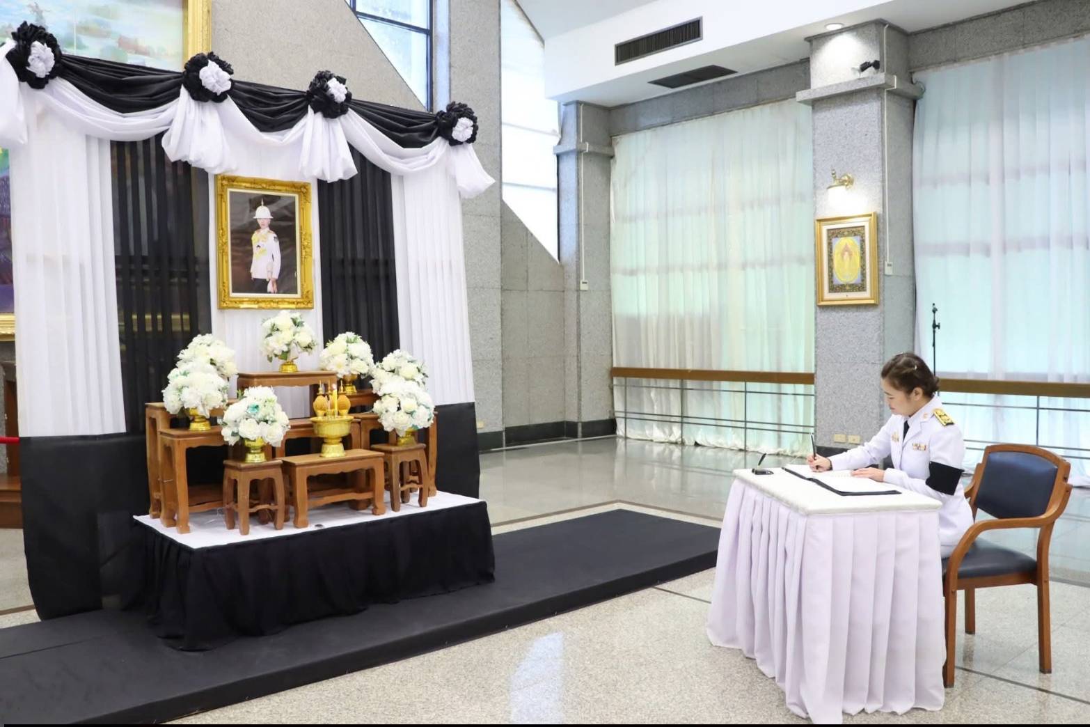 title - ศพส. จัดพิธีลงนามแสดงความอาลัยถวายแด่สมเด็จพระเจ้าลูกเธอ เจ้าฟ้าพัชรกิติยาภา นเรนทิราเทพยวดี กรมหลวงราชสาริณีสิริพัชร มหาวัชรราชธิดา ณ ศาลาพระมิ่งขวัญ ศูนย์ส่งเสริมและพัฒนาอาชีพเสริมนอกภาคการเกษตร (ศูนย์ศิลปาชีพบางไทรฯ (เดิม))
